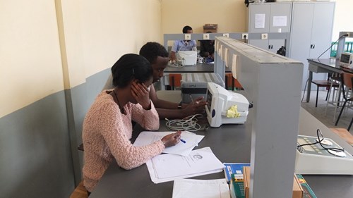 Working_With_Equipment_in_Lab